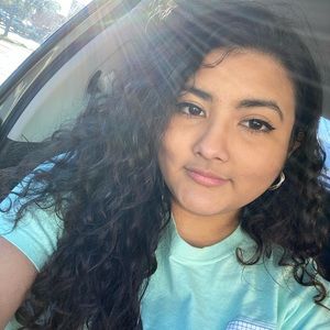 Meet your Posher, Yesenia